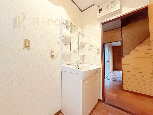 流山市駒木台　中古戸建の洗面所|清潔感溢れる洗面台。洗剤や歯ブラシなどもすっきり収納できます♪