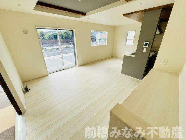 高崎市下佐野町　３号棟(全３棟)　ブルーミングガーデン　新築建売分譲の居間・リビング|ゆったりとした居間です