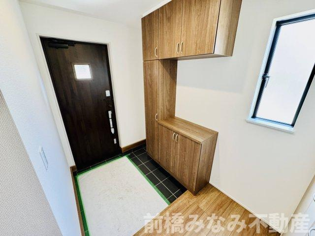 前橋市三河町１丁目　限定1棟　ハートフルタウン　新築建売の玄関|明るい玄関です