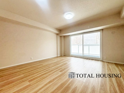 【居間・リビング】 | 山鼻サンタウン3号館 | 温もりある自然光を感じていただけるリビングです。飽きのこないナチュラルなデザインの空間は、色褪せることのない心地良さを作ります。