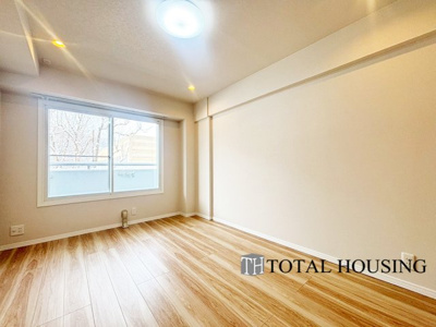 【洋室】 | 山鼻サンタウン3号館 | 洋室　約6.5帖
大きな窓からたっぷりの日差しが降り注ぐ明るい室内です。気持ちの良い朝日を受けて、目覚めの良い健康的な朝を迎えられそうです。