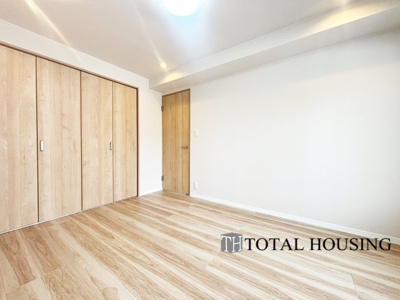 【洋室】 | 山鼻サンタウン3号館 | 洋室　約6.5帖
シンプルデザインなことによりご自分お好みのレイアウトがしやすい主寝室。クローゼットが設置されているのでお部屋の整理整頓もすっきり楽々。お部屋をよりゆったりとお使い頂けます。