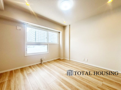 【洋室】 | 山鼻サンタウン3号館 | 洋室　約6.5帖
お陽さまの光とさわやかな風をたっぷりとりこめます。室内はいつも明るい印象なので気持ちの良い朝を迎えられます。毎日の生活も明るくなりそうです。間取りも使いやすく大きなベッドも置けます♪