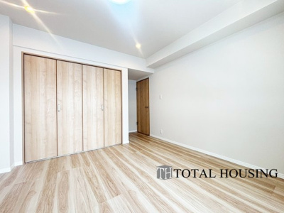 【洋室】 | 山鼻サンタウン3号館 | 洋室　約6.5帖
広々とした居住空間は日々の暮らしを彩り、心のやすらぎと満足感を与えてくれます。通風と採光を考慮した設計は子供たちはのびのび育ち、家族でくつろぎと団らんを生み出します。