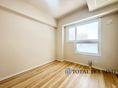 【洋室】 | 山鼻サンタウン3号館 | 洋室　約4.3帖
家族構成やライフスタイルに合わせて、多目的にお使いいただけます。優しい色合いの木目調のフローリングが空間にアクセントをもたらしお洒落な室内です。