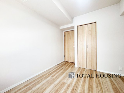 【洋室】 | 山鼻サンタウン3号館 | 洋室　約4.3帖
家族一人ひとりの大切なプライベート空間。趣味に合わせて使って頂けるようシンプルに仕上げてあります。暮らし心地を大きく左右する収納を、適材適所に配置し使い勝手を考慮しました。