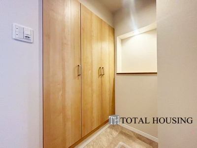 【玄関】 | 山鼻サンタウン3号館 | 住まいの第一印象を左右する玄関は、収納力も高く見た目もスッキリとした高級感のある空間に仕上げました。扉を開けた時から上質な雰囲気に包まれています。