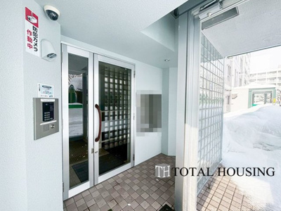 【エントランス】 | 山鼻サンタウン3号館 | マンションにはオートロックが設置されています。来訪者を事前に確認することができ、お子様のお留守番にも心強いです。