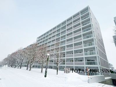 【外観】 | 山鼻サンタウン3号館 | 周辺の穏やかな住宅街に溶け込みながらも、しっかりとした佇まいと落ち着いた色合いが安心感を与えるマンションです。