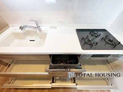 【キッチン】 | 山鼻サンタウン3号館 | 食器洗乾燥機付きで家族の食器もピカピカ。後片付けもラクラクこなせて、日々の生活には欠かせない便利設備。環境にもママの手にも優しいのがうれしいですね。