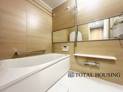 【浴室】 | 山鼻サンタウン3号館 | 限られた空間を広く見せるワイドミラーを採用したバスルーム。毎日の疲れを癒やすバスタイムを。浴室換気乾燥暖房機付きで浴室内干しも可能！