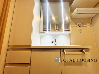 【独立洗面台】 | 山鼻サンタウン3号館 | 一日の始まりの朝、歯磨きをしたりメイクや髪をセットしたり・・・使いやすさが考えられた3面鏡です♪シャワー付水栓で洗面台でのシャンプーや毎日の掃除に大変便利ですね♪