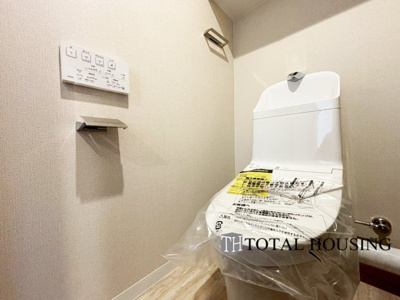 【トイレ】 | 山鼻サンタウン3号館 | 温水洗浄機能付きトイレです♪壁面には棚がついているので掃除用具などの収納も困りません♪