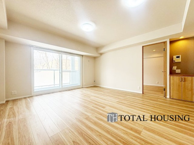 【居間・リビング】 | 山鼻サンタウン3号館 | 南西向きに大きく開いた窓からは、明るい陽射しが射し込みます。
爽やかな風が吹き抜ける心地良いリビングには、自然と家族が集まります。