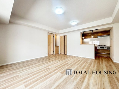 【居間・リビング】 | 山鼻サンタウン3号館 | ご家族みんなで長い時間を過ごすリビングは一番居心地のいいものであって欲しいですね。開放感のある広々リビングに光と風を呼び込みます。収納も多く快適な住空間を実現します。