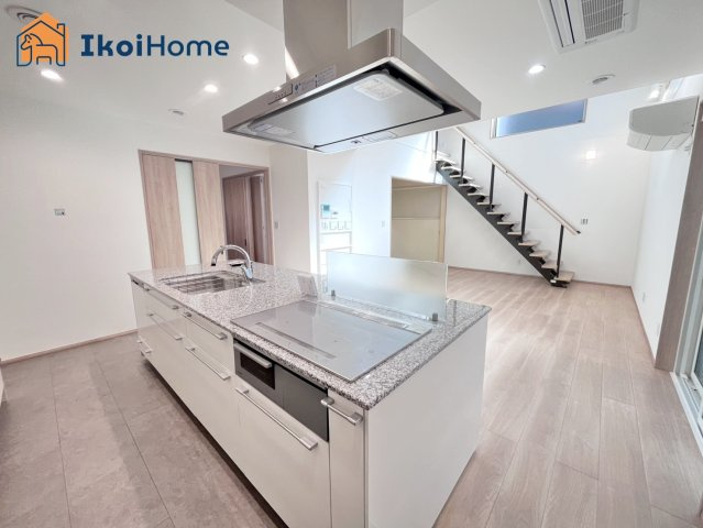 明石市二見町西二見駅前3丁目　中古戸建のキッチン|【ホームページに現地動画掲載中】●年中無休：当日予約可●アイランドキッチンで開放的！