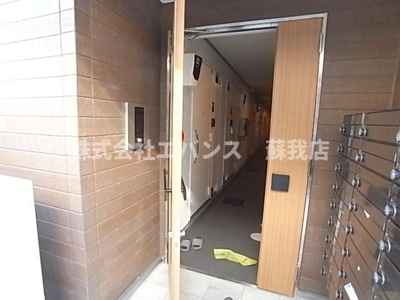 【エントランス】 | リブリ・若草 | エントランスです