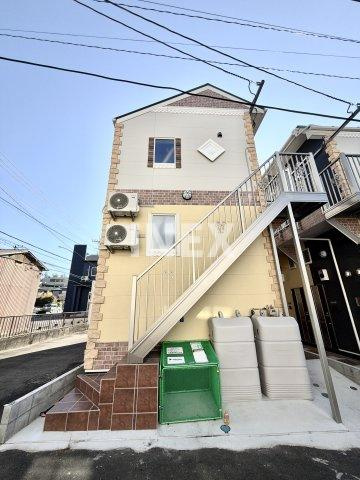 横浜市磯子区上中里町のアパートの外観