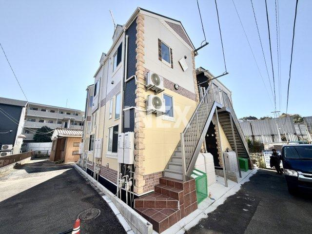 横浜市磯子区上中里町のアパートの外観