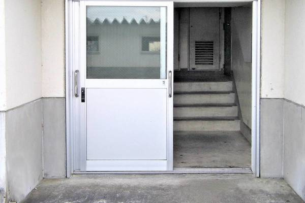 ビレッジハウス紫波2号棟のエントランス