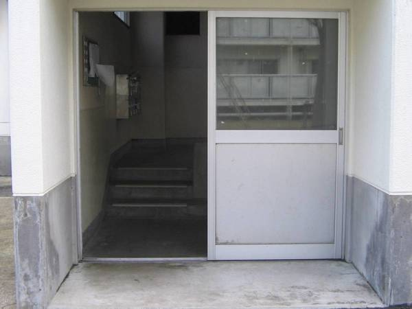 ビレッジハウス矢巾1号棟のエントランス