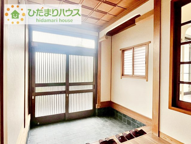 【玄関】 | 筑西市乙　中古戸建 | 玄関が広いので親子で並んで仲良く靴が履けますね(^^)/