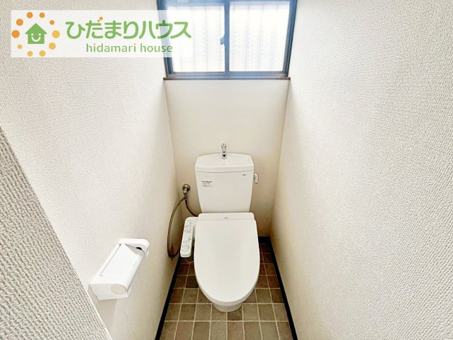 【トイレ】 | 筑西市乙　中古戸建 | 小窓が付いているので、トイレも明るい空間になっております♪