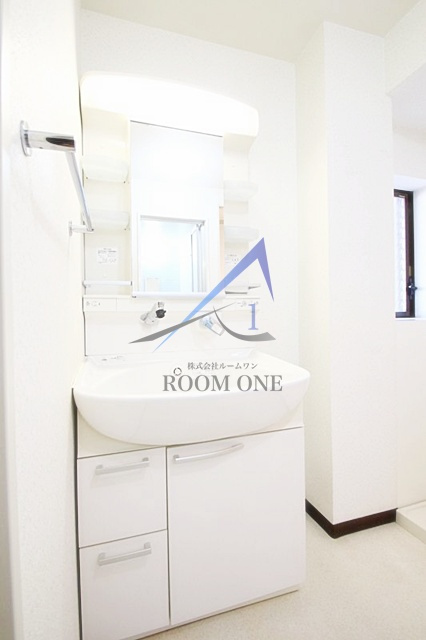 シャトー・ド・シャトンの洗面所|独立洗面台です。