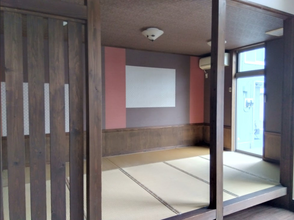 売店舗　沼津市新宿町の内装|小上がりの和室です。落ち着いた空間をお楽しみいただけます。