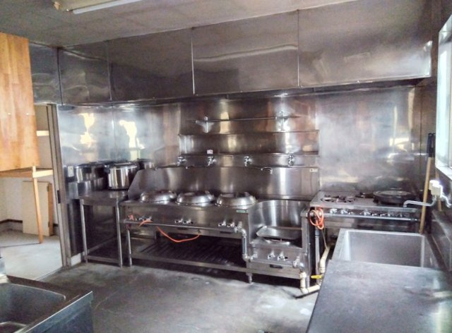 売店舗　沼津市新宿町のその他|広い厨房は作業もしやすいです。ガス台も2か所あり効率もバッチリです。