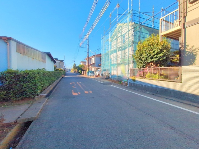 取手市戸頭16期　新築戸建　2号棟の前面道路含む現地写真