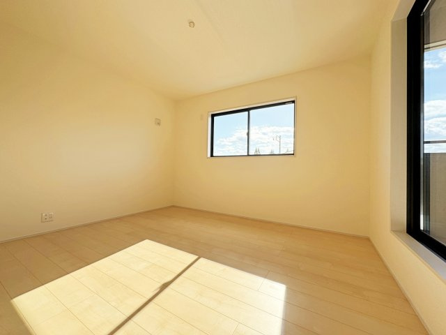 新築戸建・新築建売　福島市方木田字上原【長期優良住宅】吉井田小・福島一中の洋室|2面採光で陽射しがたっぷり差し込む明るい洋室です！