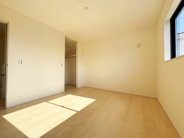 新築戸建・新築建売　福島市方木田字上原【長期優良住宅】吉井田小・福島一中の洋室|2面採光で明るい洋室です！ホワイト基調の爽やか空間からインナーバルコニーにも出られます♪