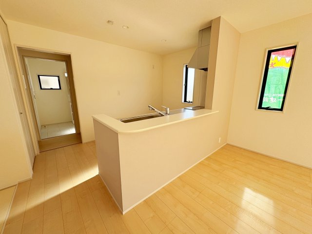 新築戸建・新築建売　福島市方木田字上原【長期優良住宅】吉井田小・福島一中の居間・リビング|カウンター越しに会話が弾む、家族とのつながりを感じられる対面キッチンです！