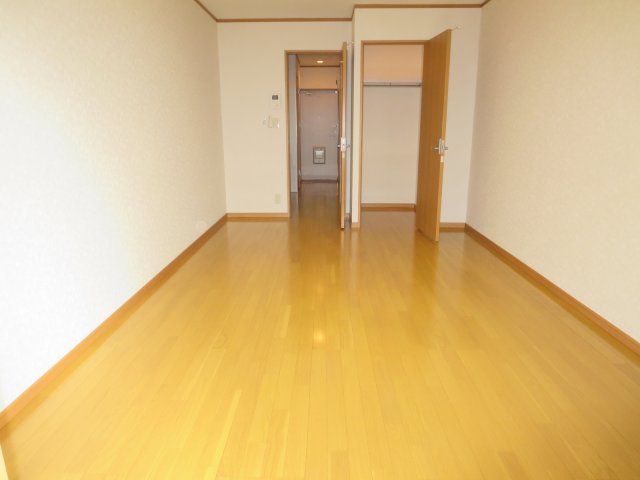 アンプルールフェール戸田公園の居間・リビング|別号室の参考写真です。