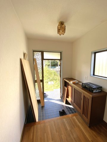 東和貸家の玄関