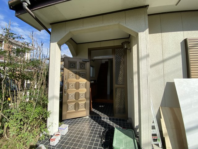 東和貸家の玄関