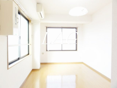 【居間・リビング】 | リライアンスコート志村 | 洋室のお部屋です。