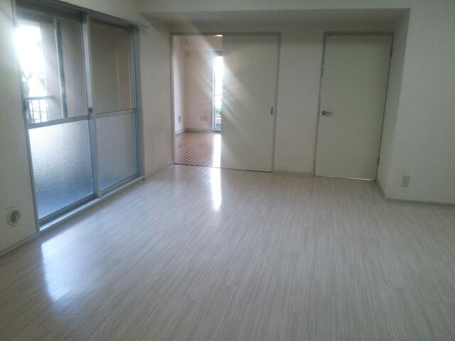 川崎市多摩区栗谷４丁目の賃貸マンションの居間・リビング