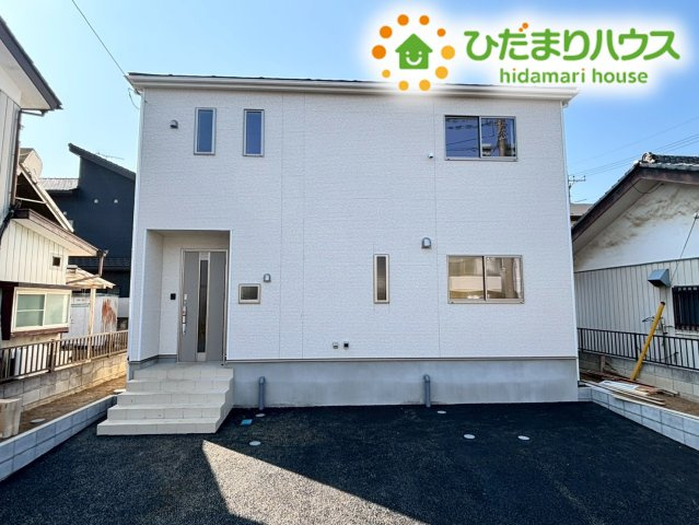 深谷市岡里第4　新築一戸建て　クレイドルガーデン　01の外観|白を基調とした清潔感あふれるスタイリッシュな外観デザインです！
青い空に映える明るい色合いが、帰宅するたびに清々しい気持ちにさせてくれますね♪