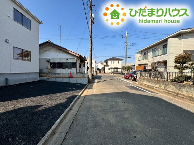 深谷市岡里第4　新築一戸建て　クレイドルガーデン　01の前面道路含む現地写真|幅員にゆとりのある前面道路は、車同士のすれ違いもストレスなく行えます！
周囲は静かな住宅街で交通量も少ないため、小さなお子様がいるご家庭も安心です★
