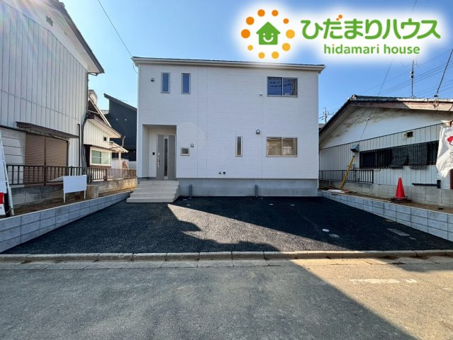 深谷市岡里第4　新築一戸建て　クレイドルガーデン　01の駐車場|並列で2台分の車を停めることができる広々としたカースペースです。
荷物が多い日のお買い物帰りも、玄関までの動線が短いため移動がとっても楽々です！