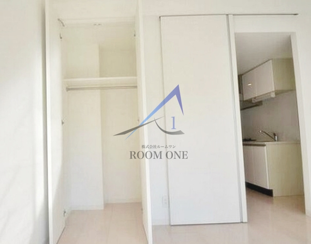 ラフィーネ渋谷本町の居間・リビング|洋室のお部屋です。