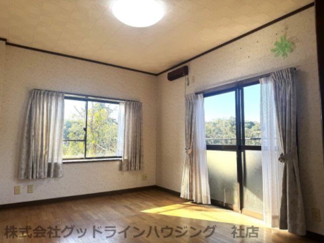 松沢戸建の洋室|開放感あります