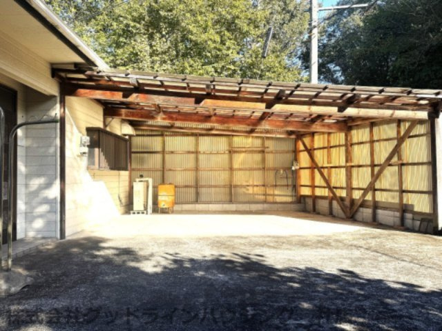 松沢戸建の外観|屋根付き車庫（最大４台可能）