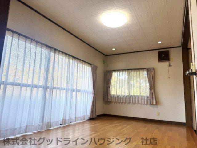 松沢戸建の居間・リビング|障害物が無く解放感があります