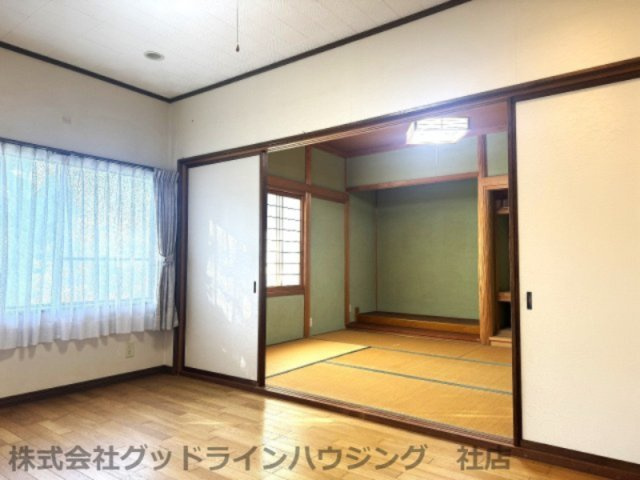 松沢戸建の洋室|明るい南向き