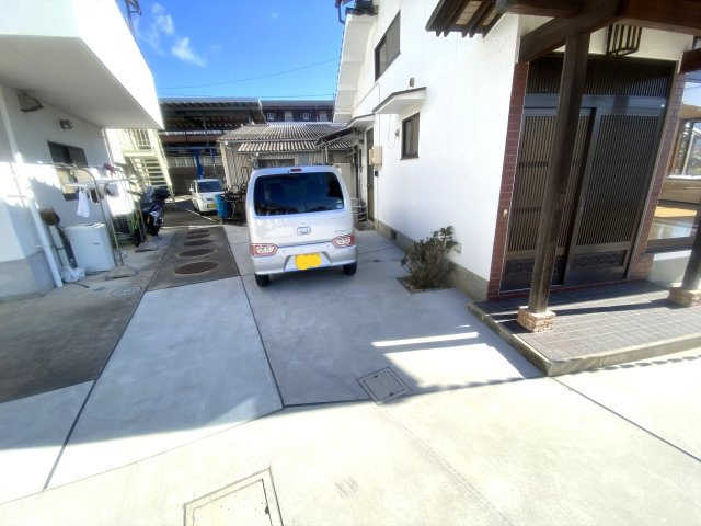 藤竹借家の駐車場