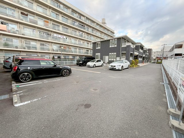 アラバスタの駐車場