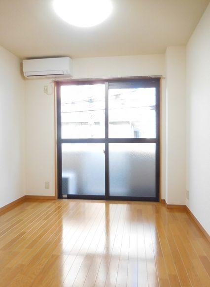 TYMの居間・リビング|別号室の参考写真です。